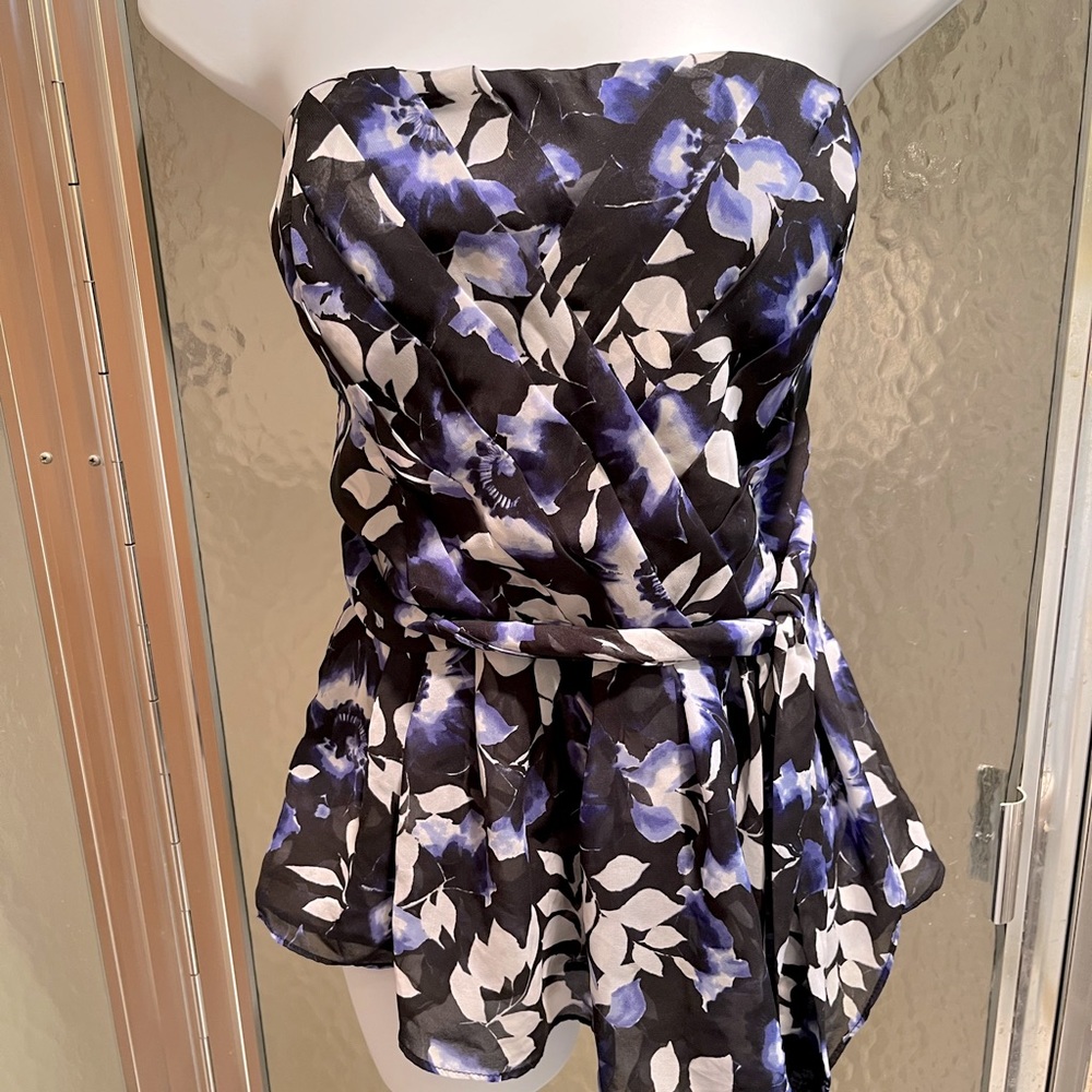 Woman’s strapless top